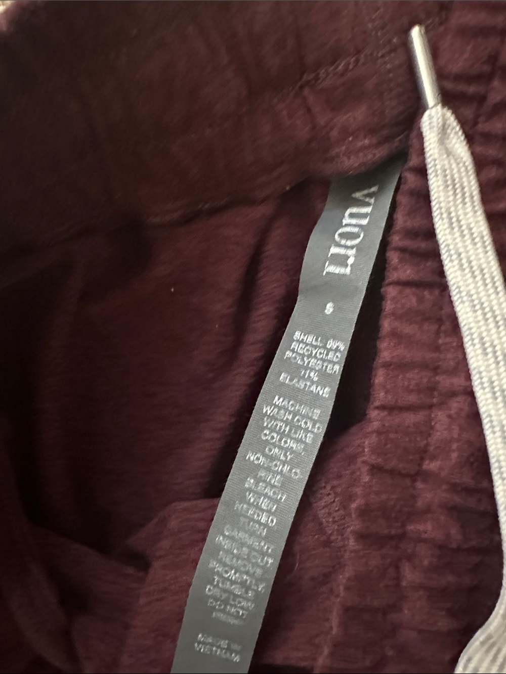 Vuori Maroon daily jogger with Logo Patch - Picture 3 of 4